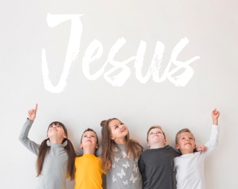 Kinder vor dem Schriftzug Jesus